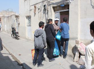 به همت مبلغان و دانش آموزان خیر صورت گرفت:  توزیع بیش از ۲ هزار جفت کفش بین دانش آموزان نیازمند- تحویل بسته‌های عیدانه به خانوارهای محروم محله «هرندی»