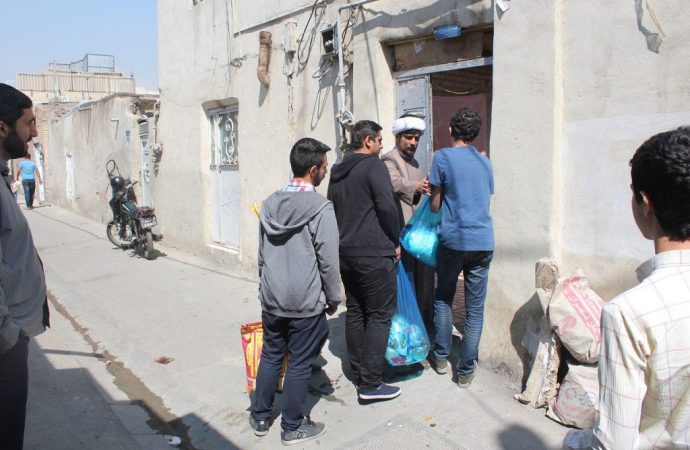 به همت مبلغان و دانش آموزان خیر صورت گرفت:  توزیع بیش از ۲ هزار جفت کفش بین دانش آموزان نیازمند- تحویل بسته‌های عیدانه به خانوارهای محروم محله «هرندی»