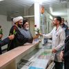 در آستانه روز پرستار صورت گرفت؛  مدیر حوزه علمیه تهران به پرستاران گل اهدا کرد + عکس