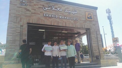تبلیغ غدیری طلاب در متروی تهران